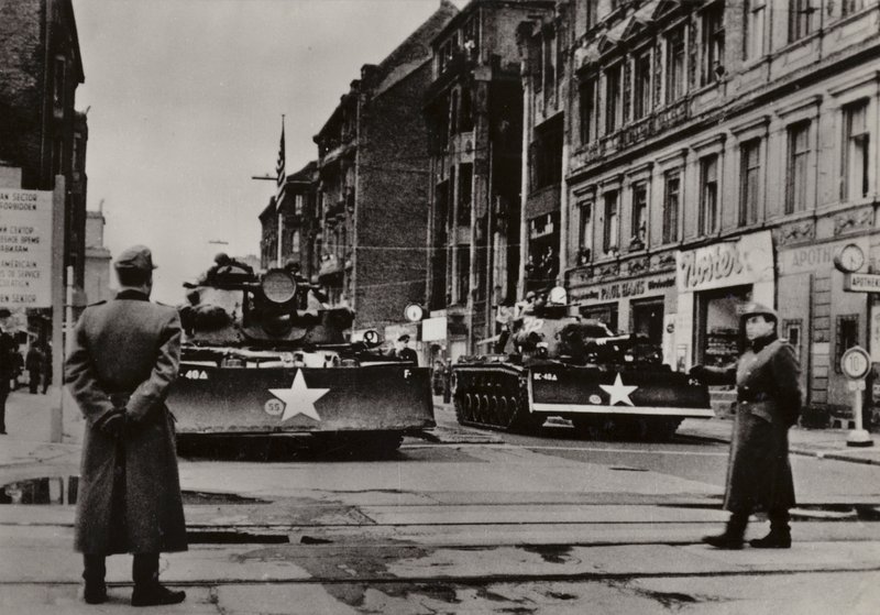 Spesielt alvorlige provokasjoner ble startet mellom 24. og 28. oktober 1961 da tungt bevæpnede amerikanske soldater, støttet av stridsvogner, gjentatte ganger krenket den tyske demokratiske republikkens statsgrense (s/hv-bilde) av Photographer German