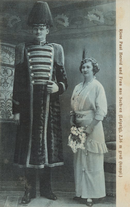 Paul Herold, tysk gigant, og hans kone (s/hv-bilde) av Photographer German