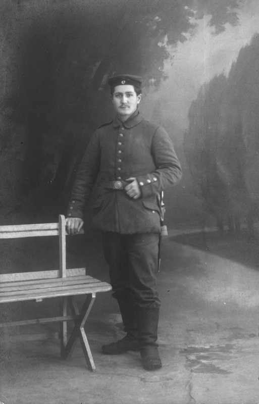 Portrett av en tysk soldat (s/hvitt bilde) av Photographer German