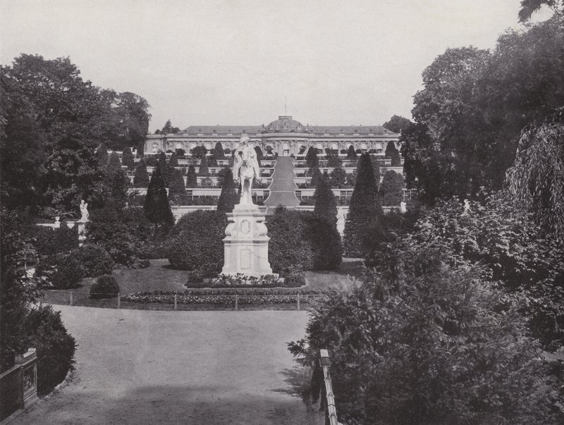 Potsdam, monument til Fredrik den store og utsikt over Sanssouci-palasset (s/hvitt-bilde) av Photographer German