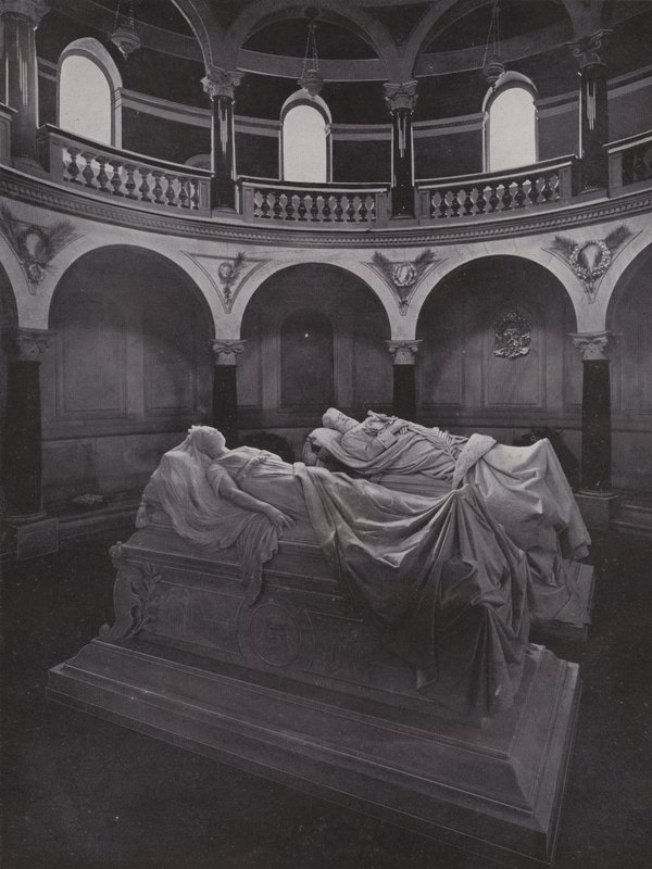 Potsdam, Fredskirken, mausoleum med sarkofager til keiseren og keiserinne Friedrich (s/hvitt foto) av Photographer German