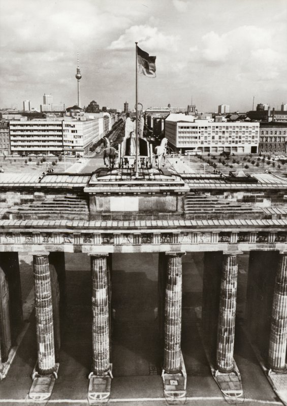 Beskyttet av sikre grenser, pågår byggingen av DDR-hovedstaden (s/hvitt-bilde) av Photographer German