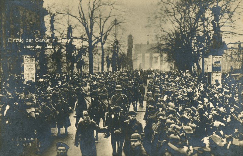 Hjemvendte tyske tropper marsjerte mot Unter den Linden, Berlin, desember 1918 (s/hv-bilde) av Photographer German