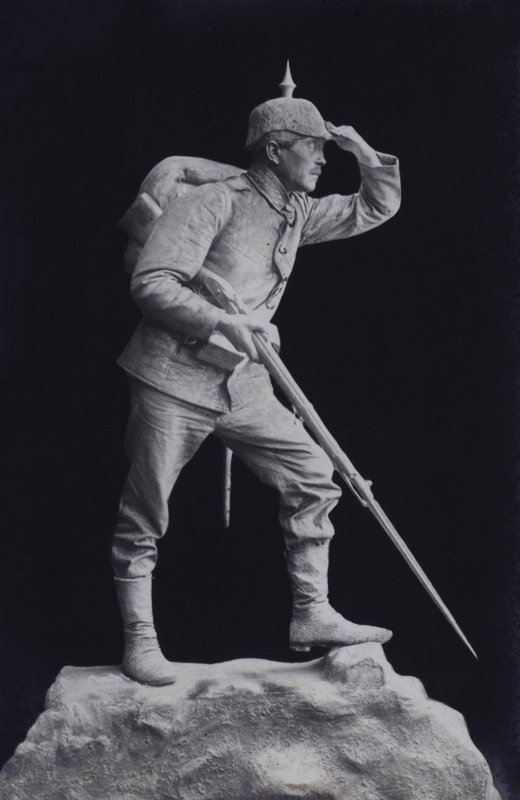 Skulptur av en tysk soldat fra første verdenskrig som ser over slagmarken (s/hv-bilde) av Photographer German