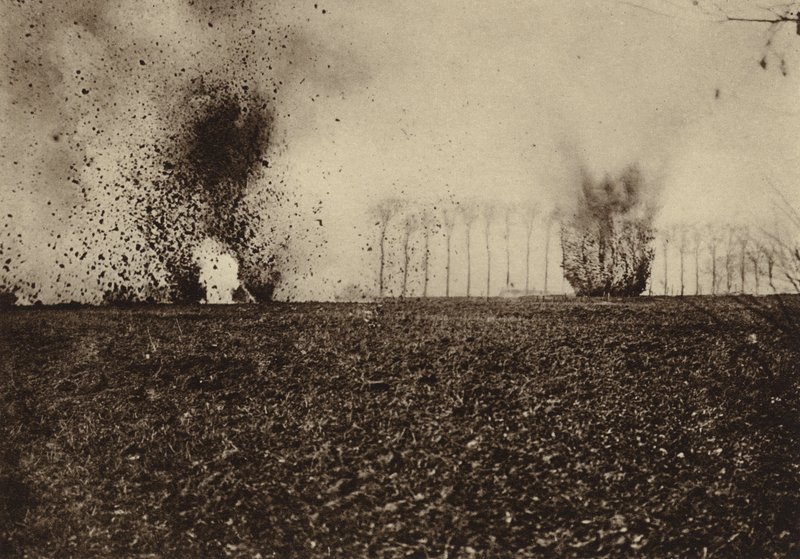 Skjell eksploderer foran St Vaast Wood, nær Arras, Frankrike, første verdenskrig av Photographer German