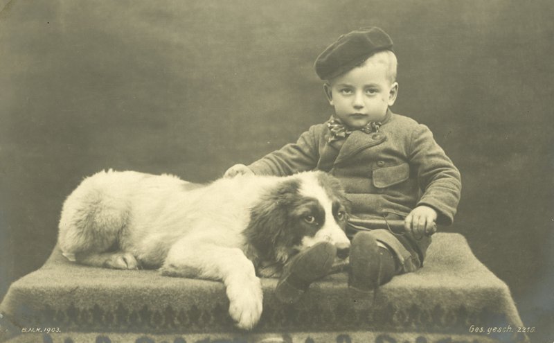 Liten gutt med hunden sin (s/hvitt bilde) av Photographer German