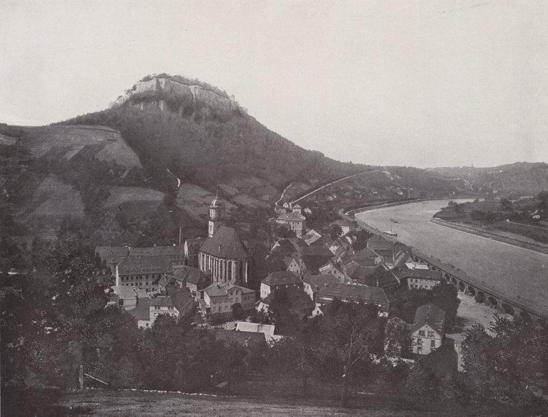 By og festning Konigstein (s/hvitt bilde) av Photographer German
