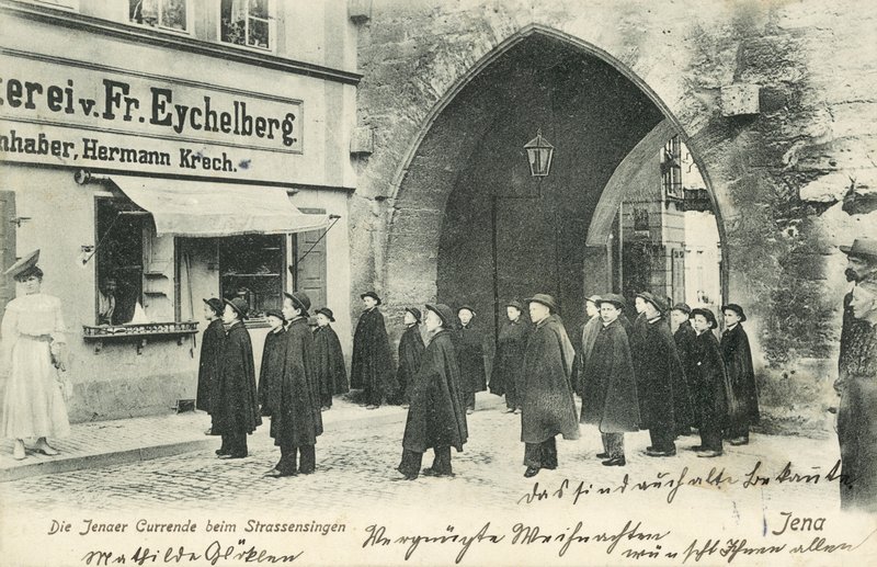 Studentkor synger på gatene i Jena, Tyskland (s/hv-bilde) av Photographer German