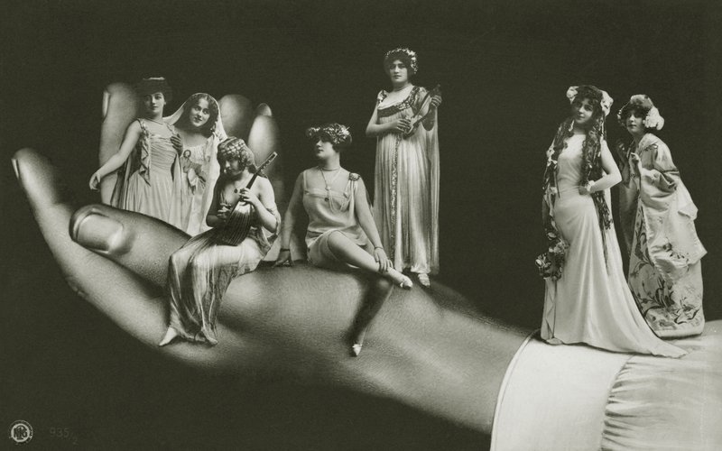 Surrealistisk hånd som holder diverse kvinner (s/hvitt-bilde) av Photographer German