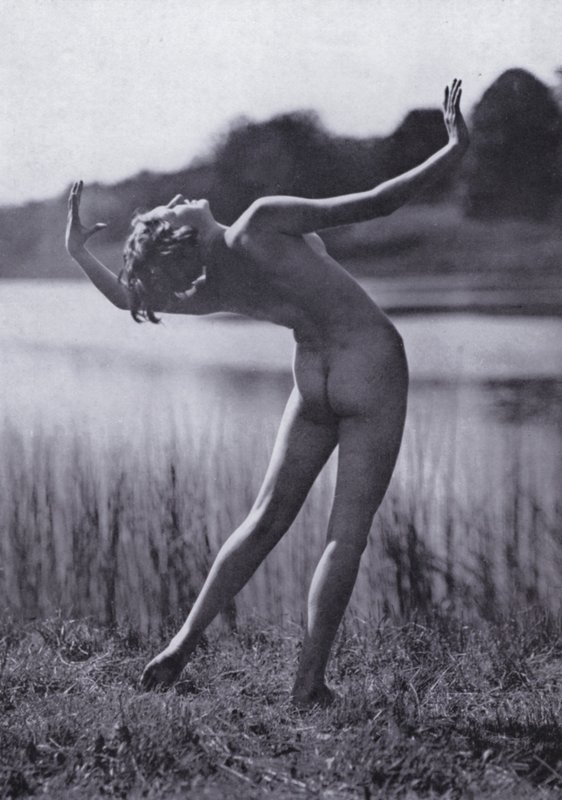 The Body Beautiful, Physical Culture for Women (s/hvitt-bilde) av Photographer German