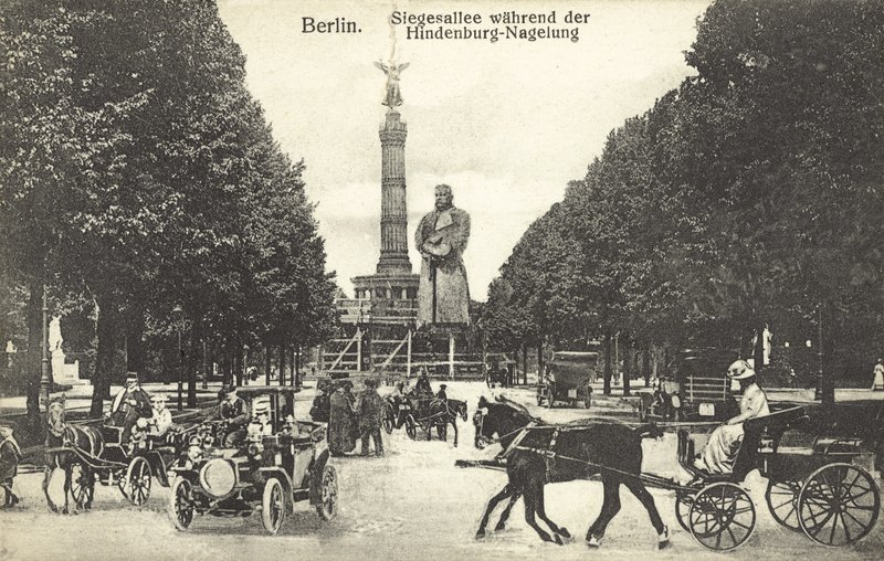 The Iron Hindenburg, Berlin (s/hvitt bilde) av Photographer German
