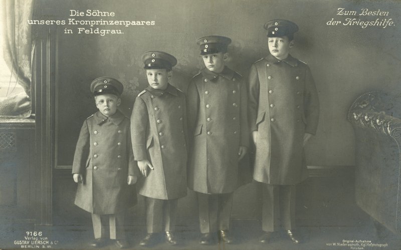 Sønnene til kronprins Wilhelm av Tyskland i militæruniform (s/hvitt bilde) av Photographer German