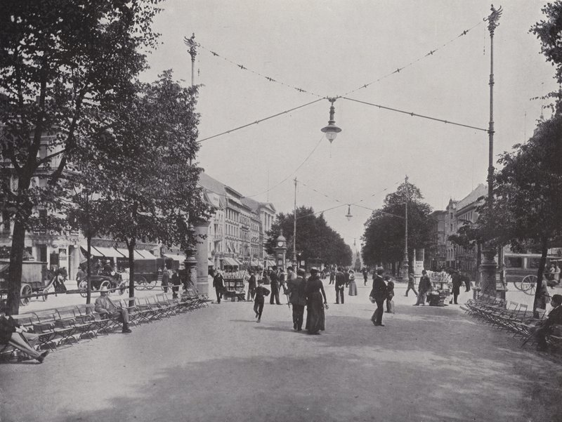 Unter Den Linden, Mittelallee og utsikt over monumentet til Fredrik den store (s/hv-bilde) av Photographer German