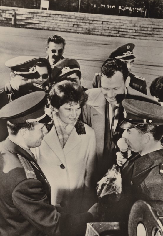 Valentina Tereshkova-Nikolayeva og Yuri Gagarin ble ønsket hjertelig velkommen da de besøkte grensevaktene i Berlin 20. oktober 1963 (s/hv-bilde) av Photographer German