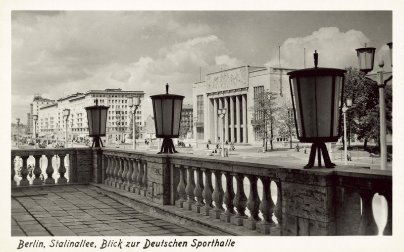 Utsikt over Deutsche Sporthalle, Stalinallee, Øst-Berlin, c1950-tallet (s/hvitt-bilde) av Photographer German