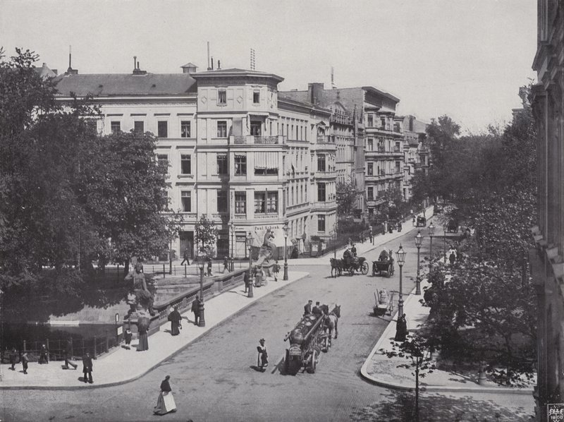 Fra Heydt Bridge og Bendler Street (s/hv-bilde) av Photographer German