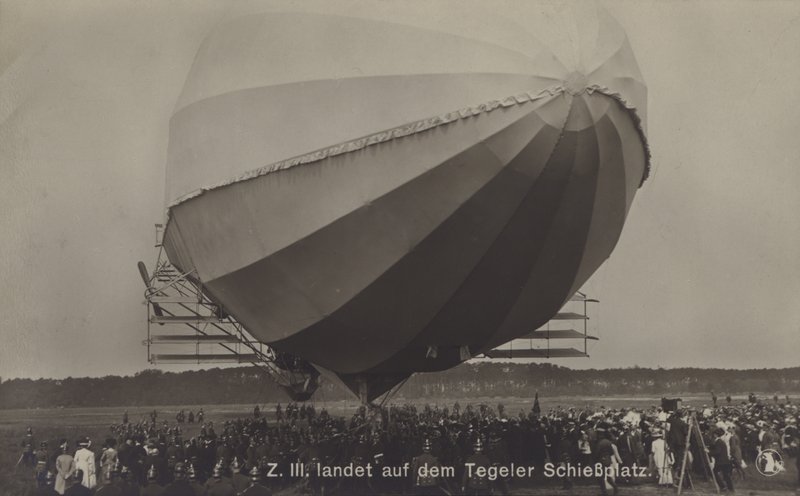 Zeppelin LZ III etter landing på Tegel skytefelt, Berlin (s/hvitt bilde) av Photographer German