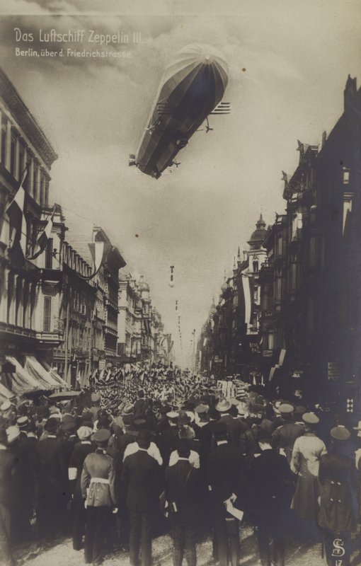 Zeppelin LZ III flyr over Friedrichstrasse, Berlin (s/hv-bilde) av Photographer German