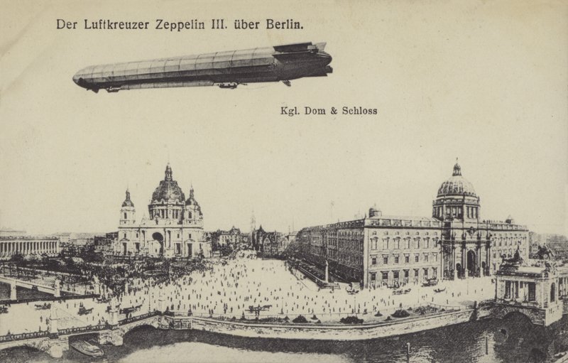 Zeppelin LZ III flyr over Berlin (s/hvitt bilde) av Photographer German