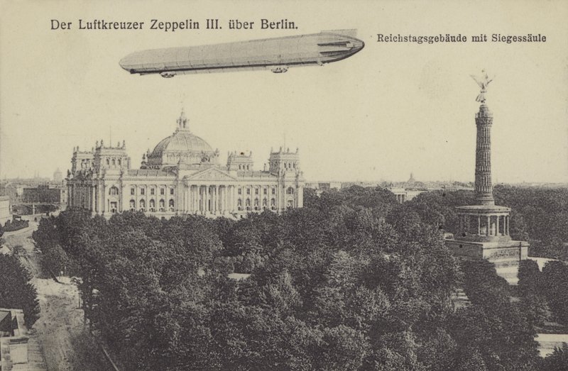 Zeppelin LZ III flyr over Berlin (s/hvitt bilde) av Photographer German