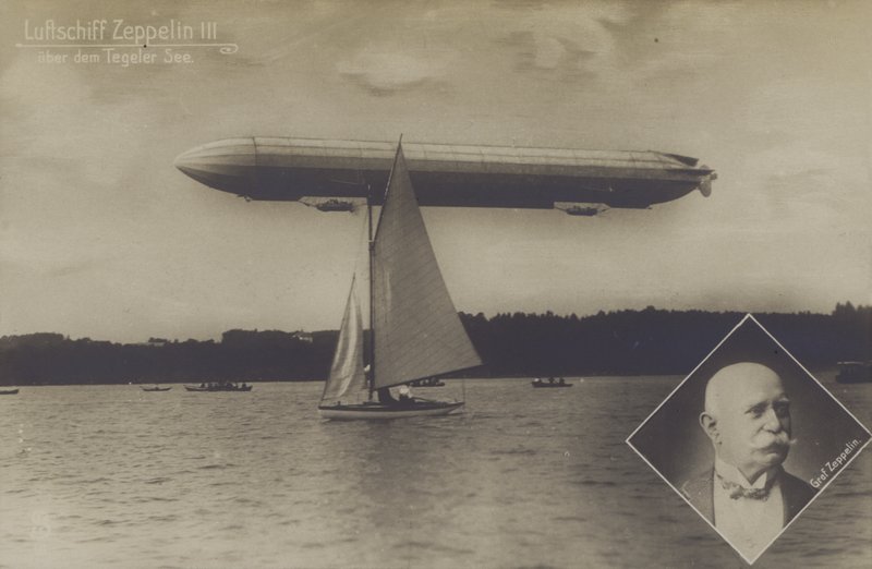 Zeppelin LZ III flyr over Tegelsjøen, Berlin (s/hvitt bilde) av Photographer German