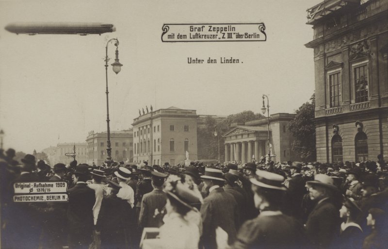 Zeppelin LZ III flyr over Unter den Linden, Berlin av Photographer German