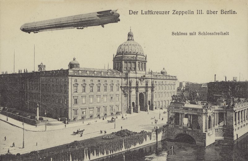 Zeppelin LZ III flyr over City Palace, Berlin (s/hv-bilde) av Photographer German