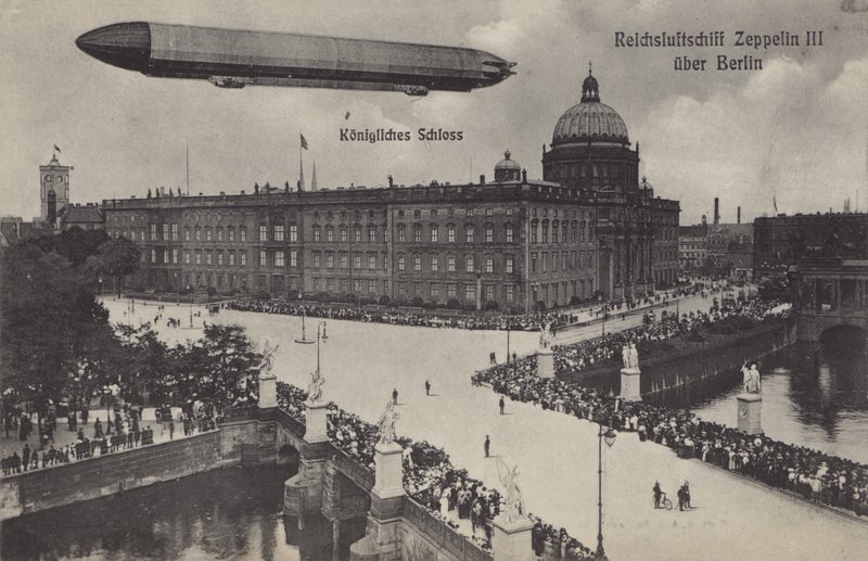 Zeppelin LZ III flyr over City Palace, Berlin (s/hv-bilde) av Photographer German