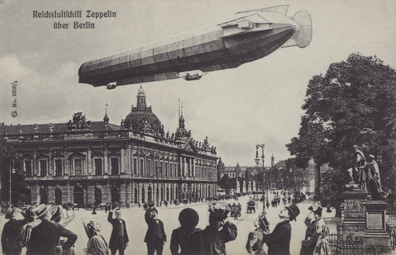 Zeppelin-luftskip som flyr over Berlin (s/hv-bilde) av Photographer German