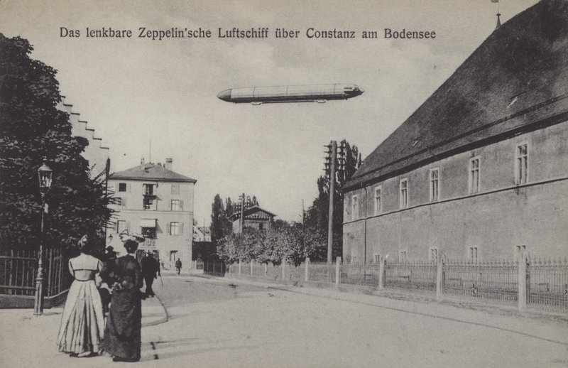 Zeppelin flyr over Konstanz, Tyskland (s/hvitt bilde) av Photographer German
