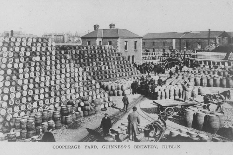 Cooperage yard, Guinness Brewery, Dublin, Irland (s/hvitt bilde) av Photographer Irish