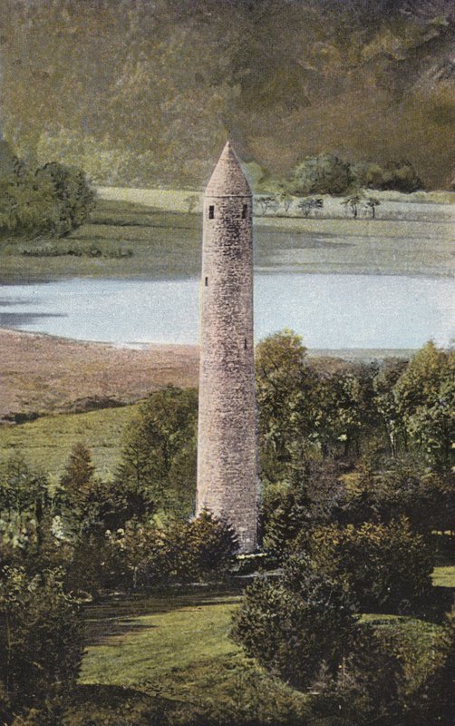 Irland: Ancient Round Tower, Glendalough, County Wicklow (farget bilde) av Photographer Irish