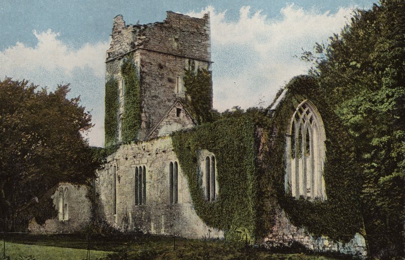 Sør-Irland: Muckross Abbey, Killarney (farget bilde) av Photographer Irish