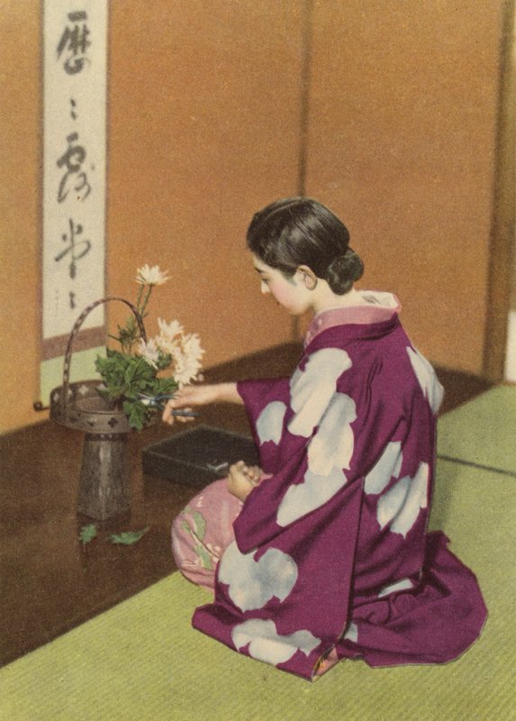 Jente som lager et blomsterarrangement (farget bilde) av Photographer Japanese