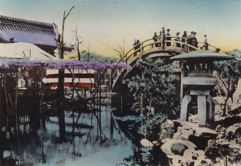 Japan, ca. 1912: Kameido-tempelet kjent for Wisteria-blomstring i mai og Drum Bridge i groung (bilde) av Photographer Japanese