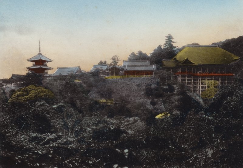 Japan, ca. 1912: Kiyomizu-tempelet er kjent for sin hengende scene på kanten av stupet og en femutsikt over byen Kyoto (bilde) av Photographer Japanese