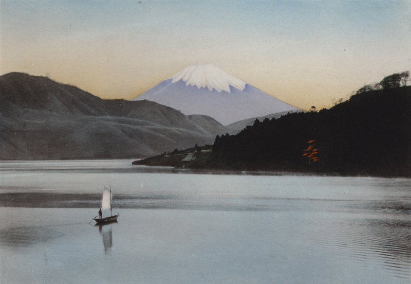 Japan, ca. 1912: Fuji-fjellet fra Hakone-sjøen (bilde) av Photographer Japanese
