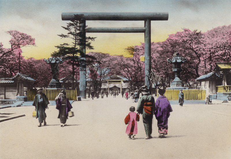 Japan, ca. 1912: The Enormous Bronze Torii for Shokonsha eller ånd som påkaller helligdom for døde soldater i nasjonale problemer, Tokyo (bilde) av Photographer Japanese
