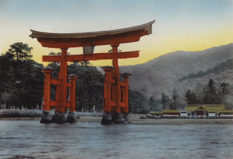 Japan, ca. 1912: Den hellige øya, Miyajima, i innlandshavet, en av tre mest bemerkede scener i Japan; Templet ble reist her av Kiyomori på 1100-tallet (bilde) av Photographer Japanese