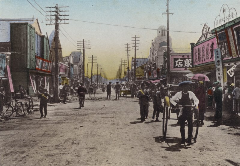 Japan, ca. 1912: Theatre Street, Yokohama (bilde) av Photographer Japanese