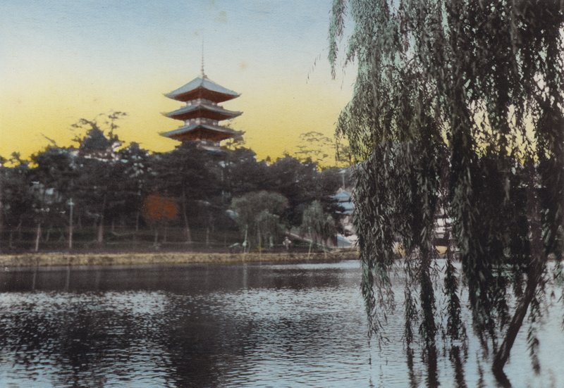 Japan, ca. 1912: Utsikt over pagoden ved Nara fra Sarusawa-dammen (bilde) av Photographer Japanese