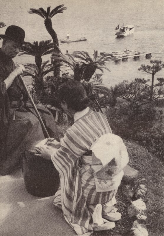 Japansk forretningsmann og sekretæren hans tar stenografiske notater (s/hvitt-bilde) av Photographer Japanese
