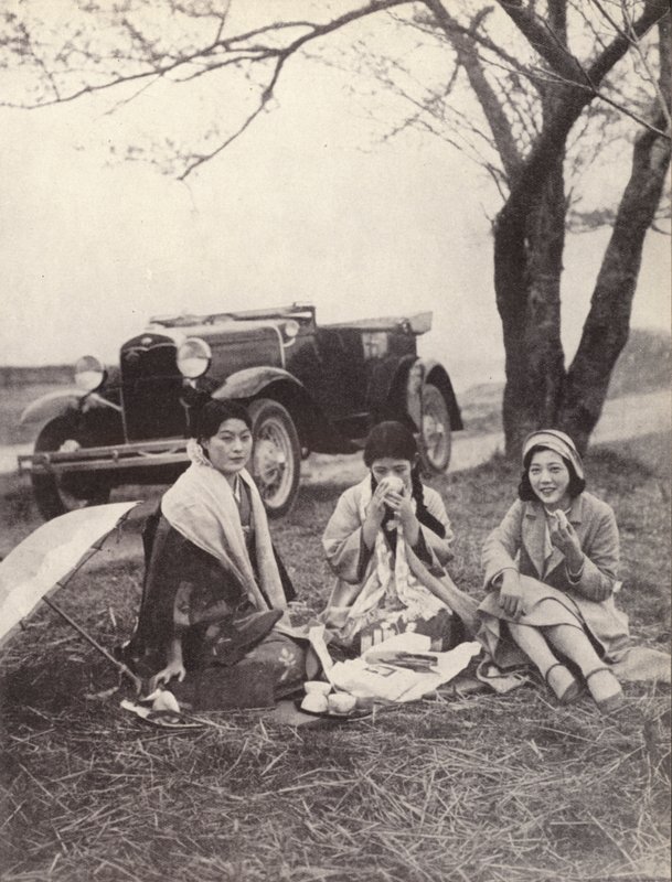 Japanske kvinner på piknik iført vestlige klær (s/hv-bilde) av Photographer Japanese
