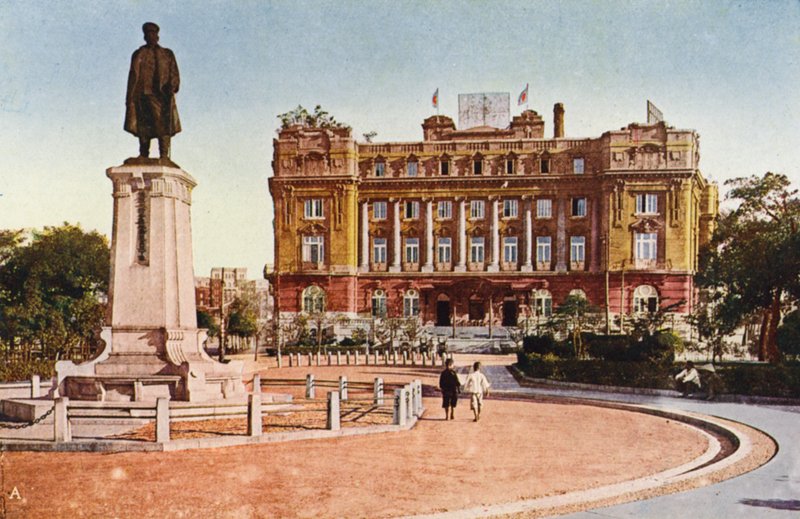 Manchuria: Yamato Hotel, Statuen av General Oshima i Dairen (fargebilde) av Photographer Japanese