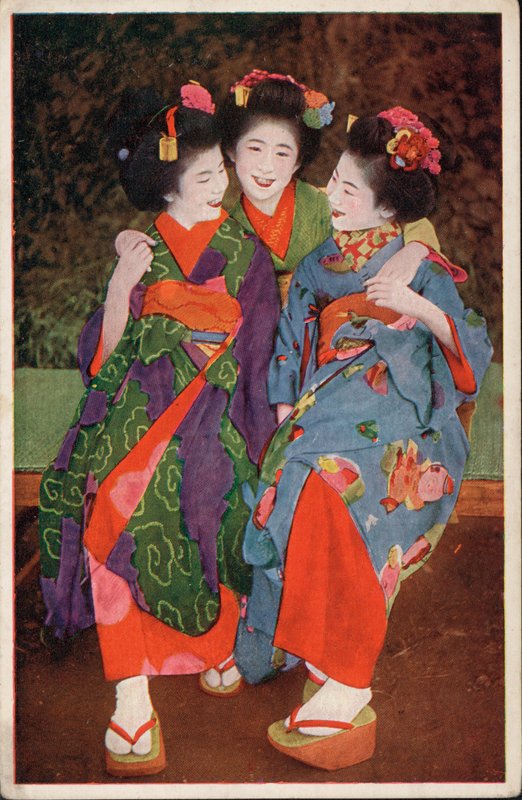 Tre unge japanske kvinner i tradisjonell drakt (bilde) av Photographer Japanese