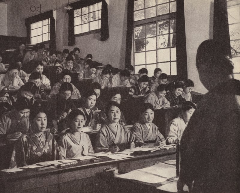 Unge japanske kvinner i sitt siste år ved kvinneuniversitetet i Tokyo (s/hvitt bilde) av Photographer Japanese