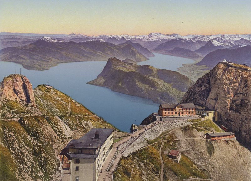 Pilatus-Kulm (2133m) Vierwaldstättersjøen og Alpene (fargebilde) av Photographer Swiss