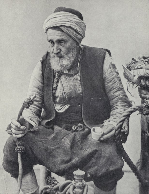 Bonde som røyker vannpipe, Izmir, Tyrkia (s/hvitt bilde) av Photographer Turkish