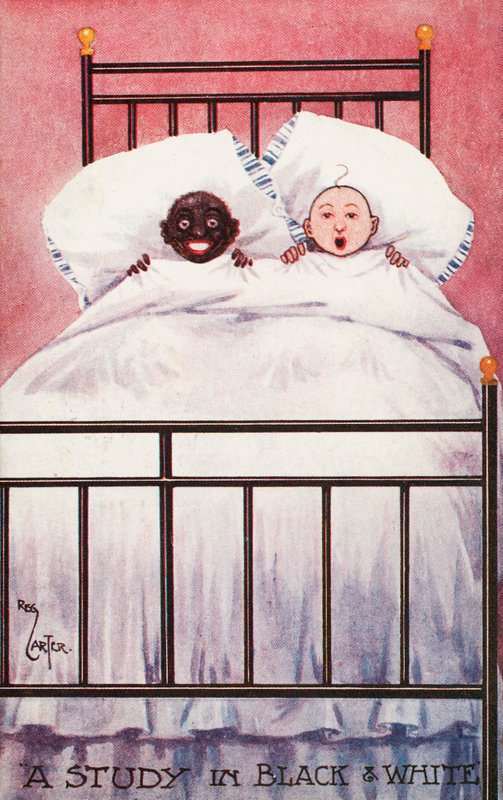 Svarte og hvite barn i en seng (farge litho) av Reg Carter
