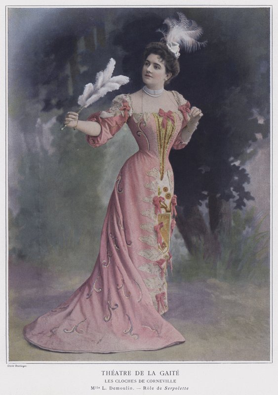 Leo Demoulin som Serpolette i Les Cloches de Corneville (farget bilde) av Reutlinger Studio